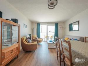 Μια τηλεόραση ή/και κέντρο ψυχαγωγίας στο Appartement 66m² rénové, 1 chambre, vue mer, 4ème étage, fibre, 3 étoiles - FR-1-197-198