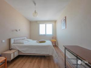 Ένα ή περισσότερα κρεβάτια σε δωμάτιο στο Appartement 66m² rénové, 1 chambre, vue mer, 4ème étage, fibre, 3 étoiles - FR-1-197-198