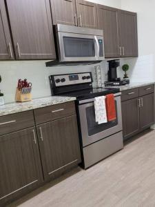a kitchen with a stove and a microwave at Cozy 1bd in the heart of downtown Dallas!(w/parking) in Dallas