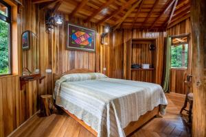 Postel nebo postele na pokoji v ubytování Casitas del Bosque Monteverde.