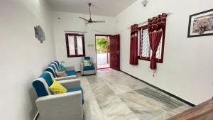 Χώρος καθιστικού στο WHITE HOUSE - 3BHK Elite Apartment
