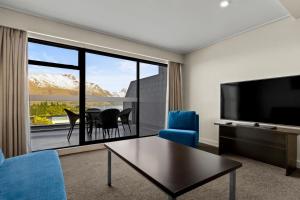 En tv och/eller ett underhållningssystem på Copthorne Hotel & Apartments Queenstown Lakeview