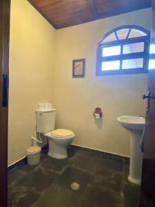 Et badeværelse på Casa do Curupira - 3 dormitórios com cozinha e vista incrível perto de Campos do Jordão + 13 billeder