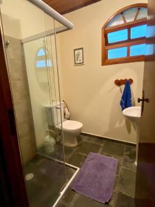 Et badeværelse på Casa do Curupira - 3 dormitórios com cozinha e vista incrível perto de Campos do Jordão