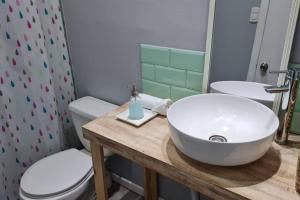 Bathroom sa Agradable casa con Tina de agua Caliente y Piscina