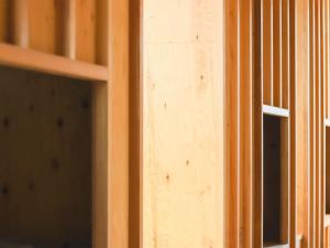 pared de madera en una habitación con ventana en WhyKumano, en Nachikatsuura