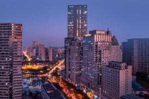 uma vista nocturna de uma cidade com edifícios altos em Wuhan Hongguang Hotel em Wuhan
