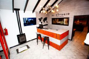 un bar in un ristorante con due sgabelli di El Refugio Lodge Hostel a Ushuaia