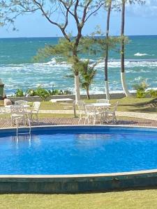 La alberca dentro o cerca de Paraíso PÉ NA AREIA no coração do Litoral Norte - FRENTE MAR - Loft projetado para que você tenha a melhor experiência em hospedagem - condomínio mais procurado da Estrada do Côco - Varanda com vista espetacular para o mar - lazer e TRANQUILIDADE