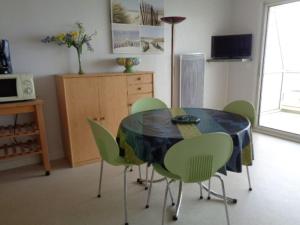 Kuchyňa alebo kuchynka v ubytovaní Appartement 3* face mer avec balcon, cuisine équipée, parking privé, proche club nautique - FR-1-672-3 + 3 fotografie
