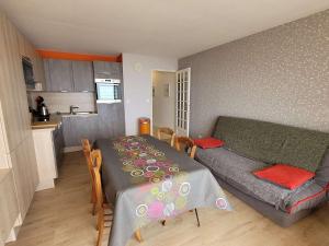 ein Wohnzimmer mit einem Tisch und einem Sofa in der Unterkunft Appartement Merlimont, 3 pièces, 6 personnes - FR-1-672-6 in Merlimont