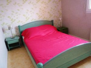 ein Schlafzimmer mit einem Bett mit einer rosa Decke in der Unterkunft Appartement Merlimont, 3 pièces, 6 personnes - FR-1-672-6 in Merlimont