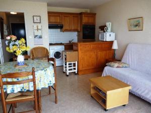 salon ze stołem i kanapą oraz kuchnia w obiekcie Appartement 4 pers avec parking, ascenseur et local vélos à Merlimont - FR-1-672-11 w mieście Merlimont
