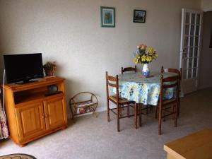 jadalnia ze stołem z wazonem kwiatów w obiekcie Appartement 4 pers avec parking, ascenseur et local vélos à Merlimont - FR-1-672-11 w mieście Merlimont