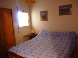 sypialnia z łóżkiem i oknem w obiekcie Appartement 4 pers avec parking, ascenseur et local vélos à Merlimont - FR-1-672-11 w mieście Merlimont
