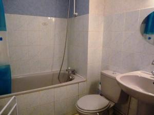 łazienka z toaletą, wanną i umywalką w obiekcie Appartement 4 pers avec parking, ascenseur et local vélos à Merlimont - FR-1-672-11 w mieście Merlimont