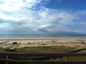 balkon z widokiem na plażę w obiekcie Appartement 4 pers avec parking, ascenseur et local vélos à Merlimont - FR-1-672-11 w mieście Merlimont