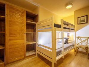 Appartement Saint-Lary-Soulan, 2 pièces, 6 personnes - FR-1-296-421 tesisinde bir ranza yatağı veya ranza yatakları