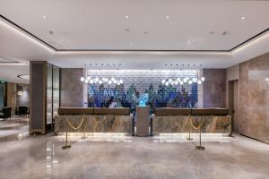 a lobby of a hotel with a reception desk at Wuhan Hongguang Hotel in Wuhan