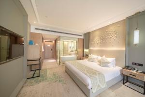 Uma cama ou camas num quarto em Wuhan Hongguang Hotel