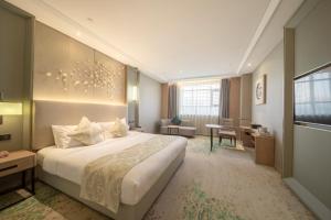 Uma cama ou camas num quarto em Wuhan Hongguang Hotel