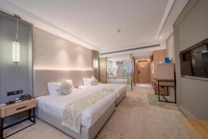 Uma cama ou camas num quarto em Wuhan Hongguang Hotel