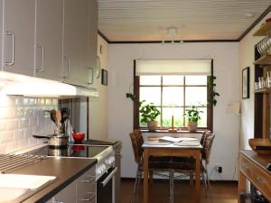 Dapur atau dapur kecil di 5 person holiday home in HJÄRNARP-By Traum