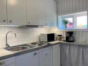Kuchyň nebo kuchyňský kout v ubytování Holiday home Skärhamn VII