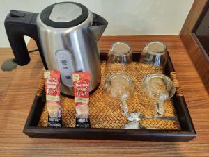 Baan Chao Khun Hotel的咖啡和沏茶工具