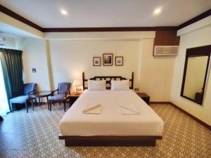 Baan Chao Khun Hotel客房内的一张或多张床位