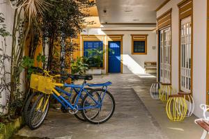 Una bicicleta azul estacionada en un lado de un edificio en Pousada da Tina en Ubatuba