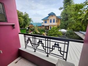 Baan Chao Khun Hotel的阳台或露台