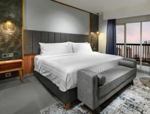 Postel nebo postele na pokoji v ubytování Aston Inn Jemursari
