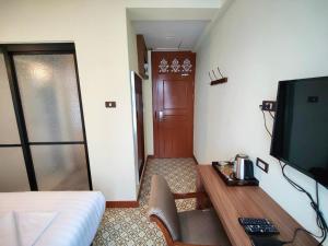 Baan Chao Khun Hotel的电视和/或娱乐中心