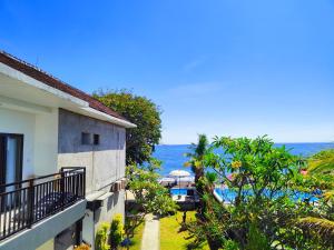 - un balcon offrant une vue sur l'océan dans l'établissement Bali Yogi, à Amed