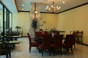 Ban Khlong Lat Bua KhaoBaan Chao Khun Hotel的一间有桌椅和枝形吊灯的餐厅