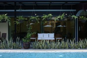 Baan Chao Khun Hotel内部或周边的泳池