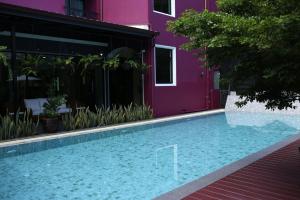 Baan Chao Khun Hotel内部或周边的泳池