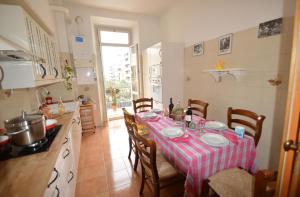 uma cozinha com uma mesa com uma toalha de mesa em Casa Vacanze Zio Gionni em Roma