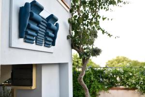 a traffic light on the side of a building with a tree at Biriola EcoResort Cala Gonone in Cala Gonone