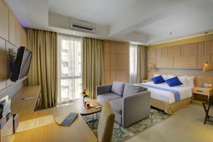 Area tempat duduk di Golden Tulip Balikpapan Hotel & Suites