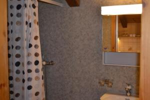 Bilik mandi di B&B Chasa Arfusch