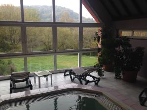 Nespecifikovaný výhled na hory nebo výhled na hory při pohledu z hotelu