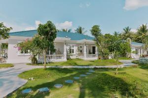 a house with a golf course in front of it at La villa de CoCo Bến Tre in Ben Tre