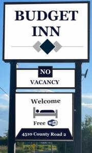 a sign that saysbudget inn and no vacancy at Budget Inn in Port Hope