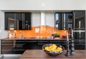 Virtuvė arba virtuvėlė apgyvendinimo įstaigoje Modern and spacious home in a quiet area
