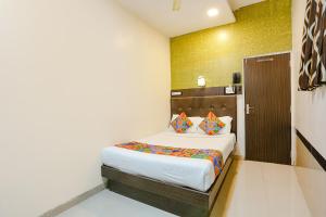 Giường trong phòng chung tại Hotel Aksa Powai