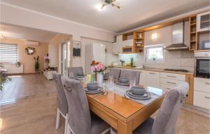 Kuchnia lub aneks kuchenny w obiekcie Cozy Home In Biograd Na Moru