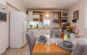 Kuchnia lub aneks kuchenny w obiekcie Cozy Home In Biograd Na Moru