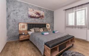 Łóżko lub łóżka w pokoju w obiekcie Cozy Home In Biograd Na Moru